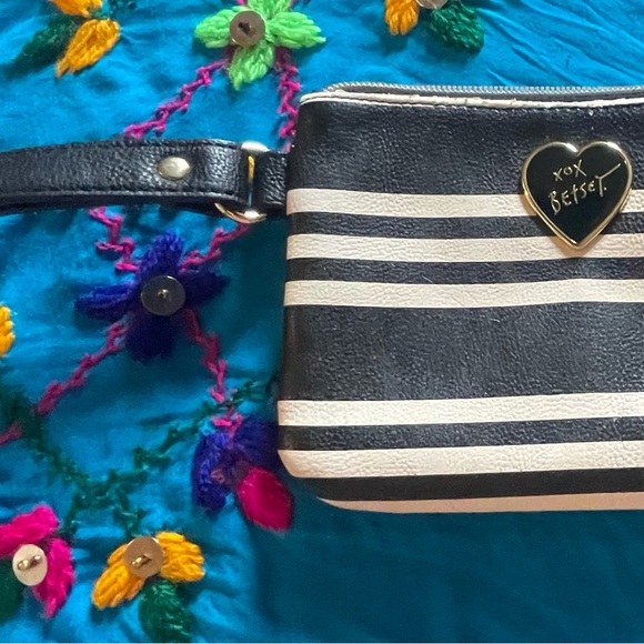 Betsey Johnson zip up bag. Measures apx 5 x 7“. GUC - Picture 3 of 7